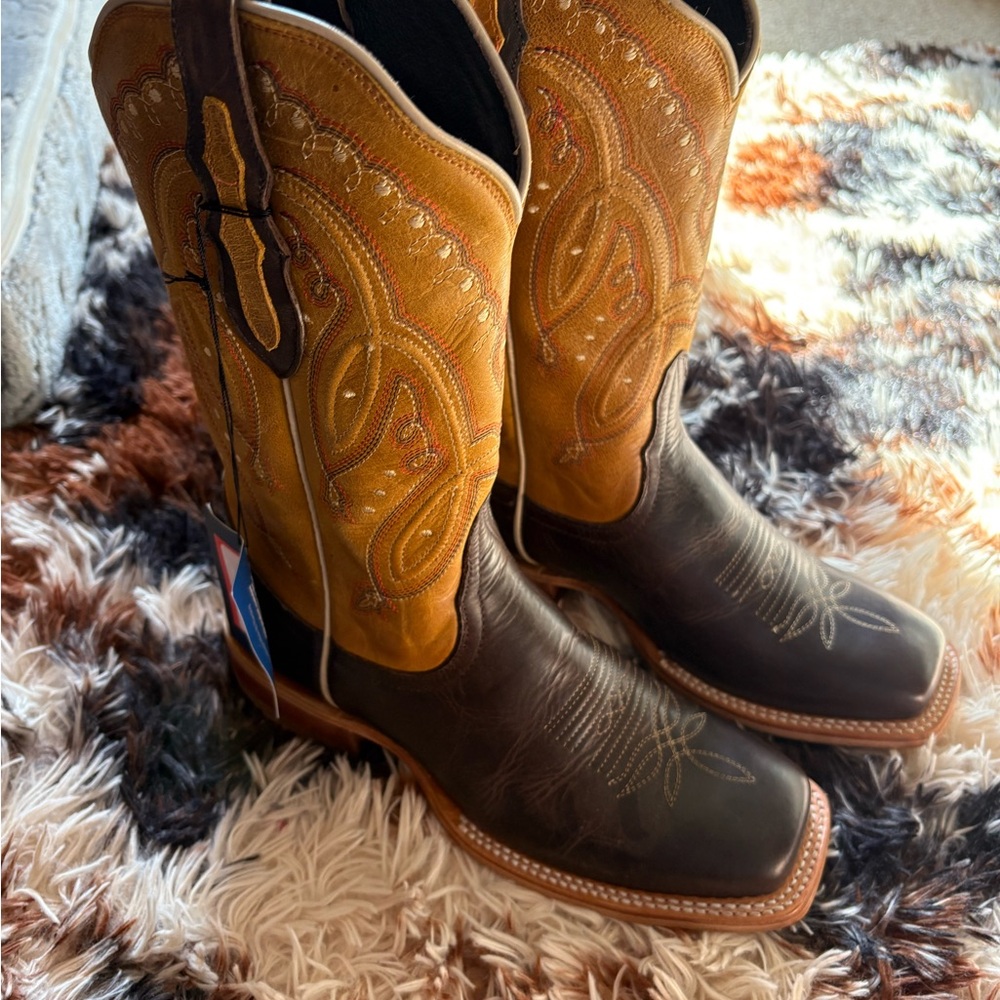 Ariat Western Cowboy Boots - Brown and Tan